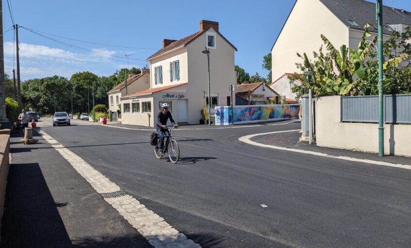 Le Carrefour devant les restaurant Albert et Lulu en travaux