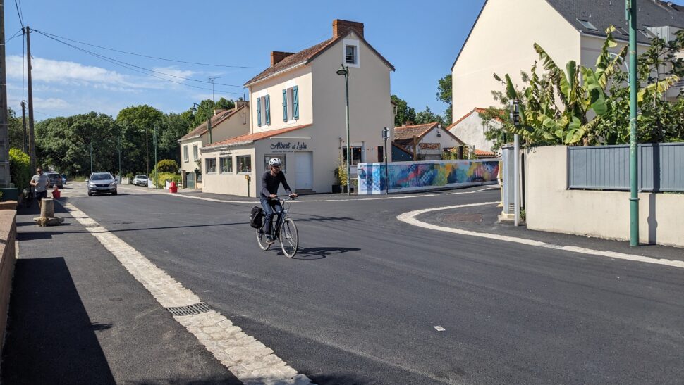 Le Carrefour devant les restaurant Albert et Lulu en travaux