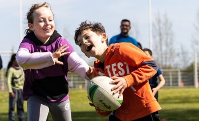 Deux enfants jouant au rugby