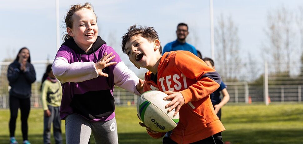 Deux enfants jouant au rugby
