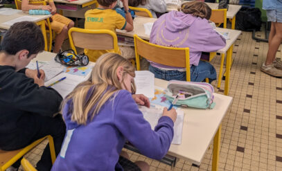 Des élèves dans une classe vus de dos