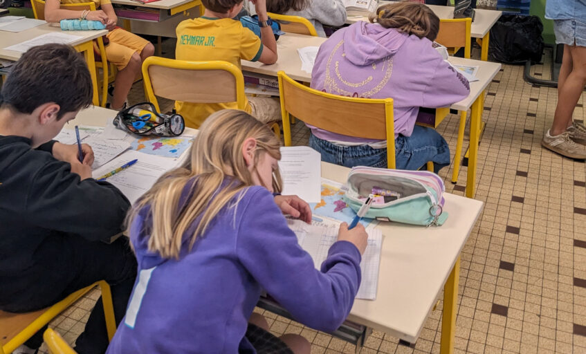 Des élèves dans une classe vus de dos