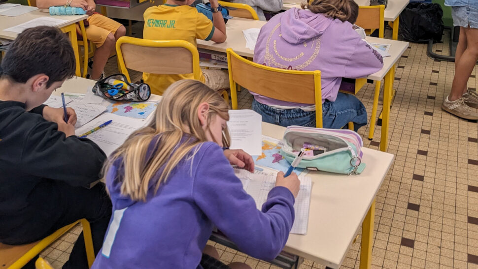 Des élèves dans une classe vus de dos